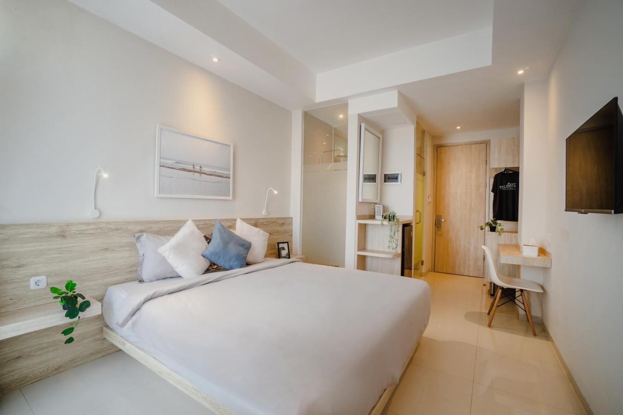 Bali Bustle Pararaton Coliving And Coworking Space Legian Exteriör bild