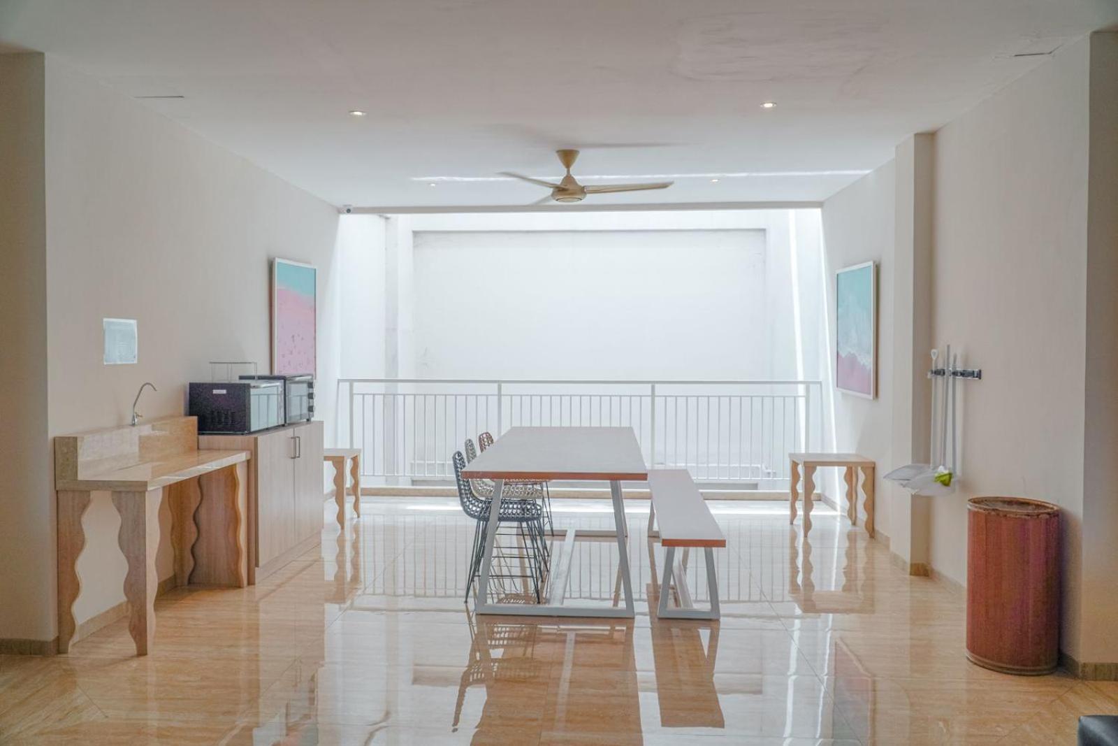 Bali Bustle Pararaton Coliving And Coworking Space Legian Exteriör bild