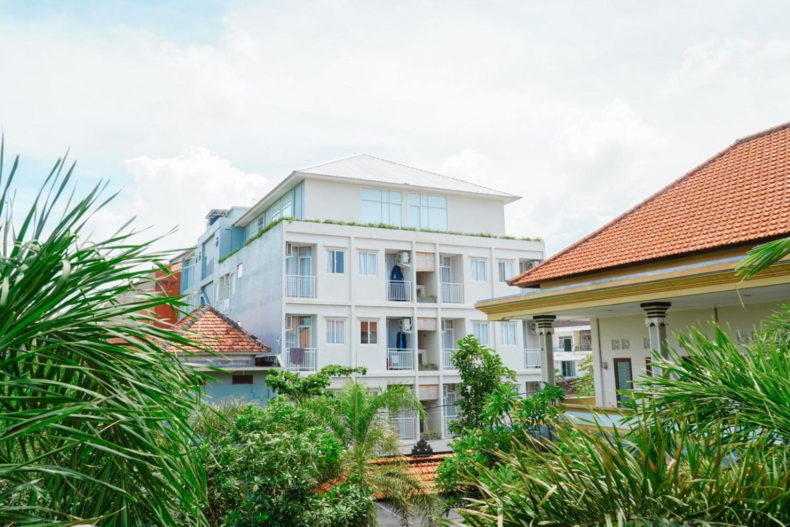 Bali Bustle Pararaton Coliving And Coworking Space Legian Exteriör bild