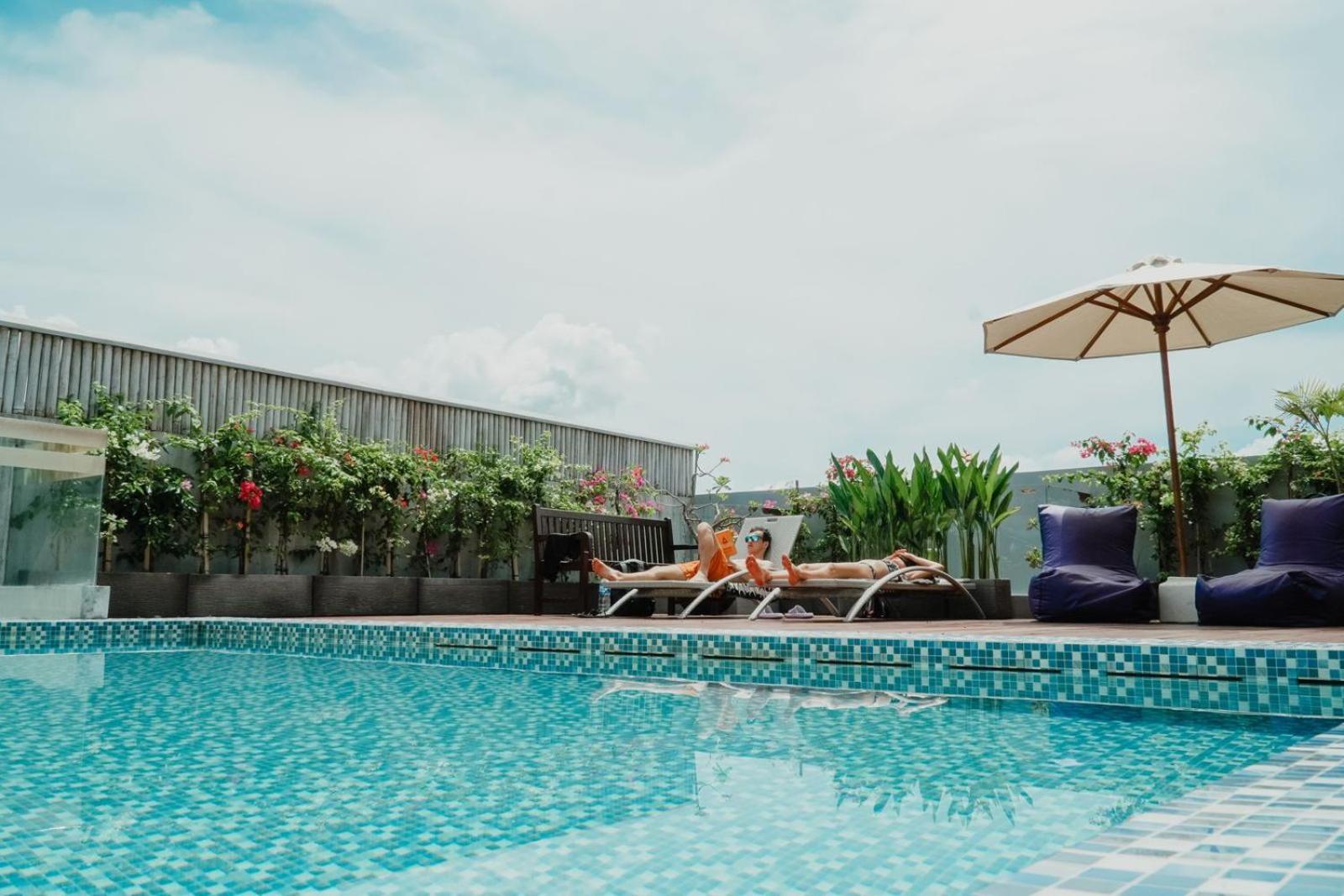 Bali Bustle Pararaton Coliving And Coworking Space Legian Exteriör bild